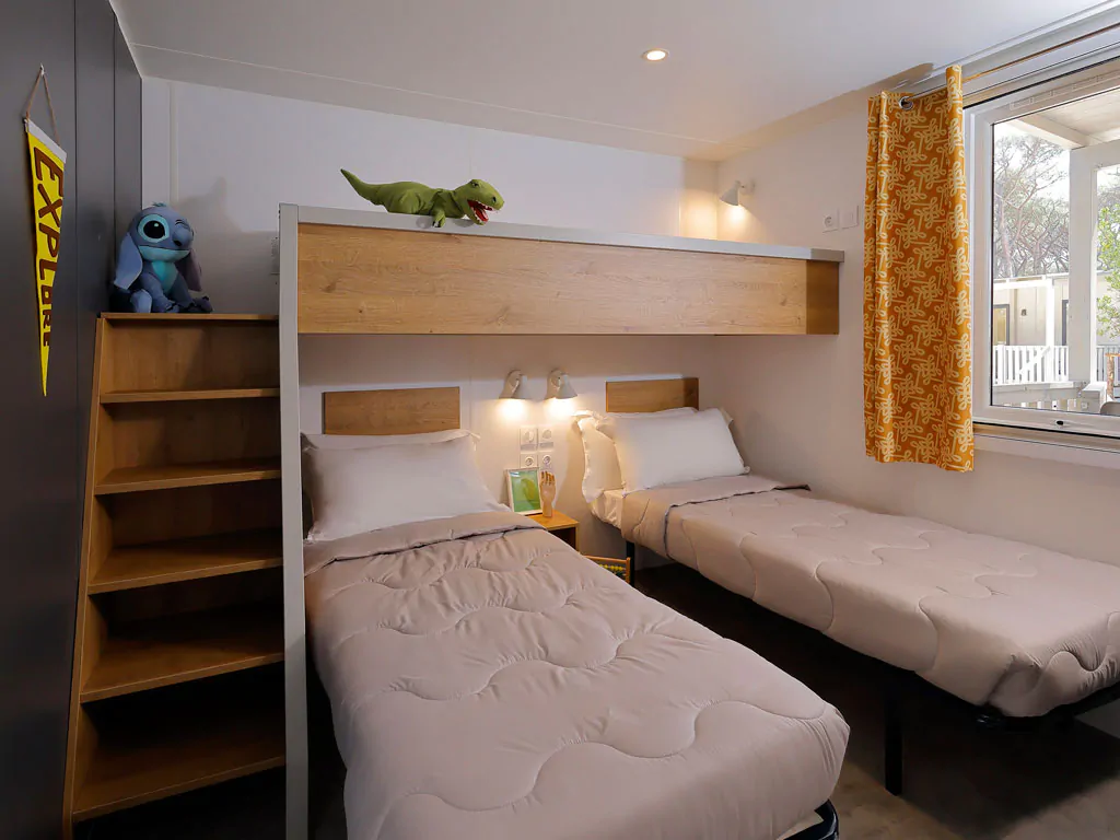 hu-venezia-camping-in-town-mobile-home-hu-stay-premium-interior-bedroom-singlebeds