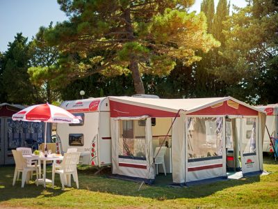 camping-arena-stupice-mobilehome-wohnwagen-premium-exterior