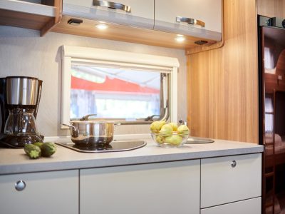 camping-arena-stupice-mobilehome-wohnwagen-premium-interior-kitchen