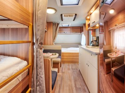 camping-arena-stupice-mobilehome-wohnwagen-premium-interior-livingroom-kitchen