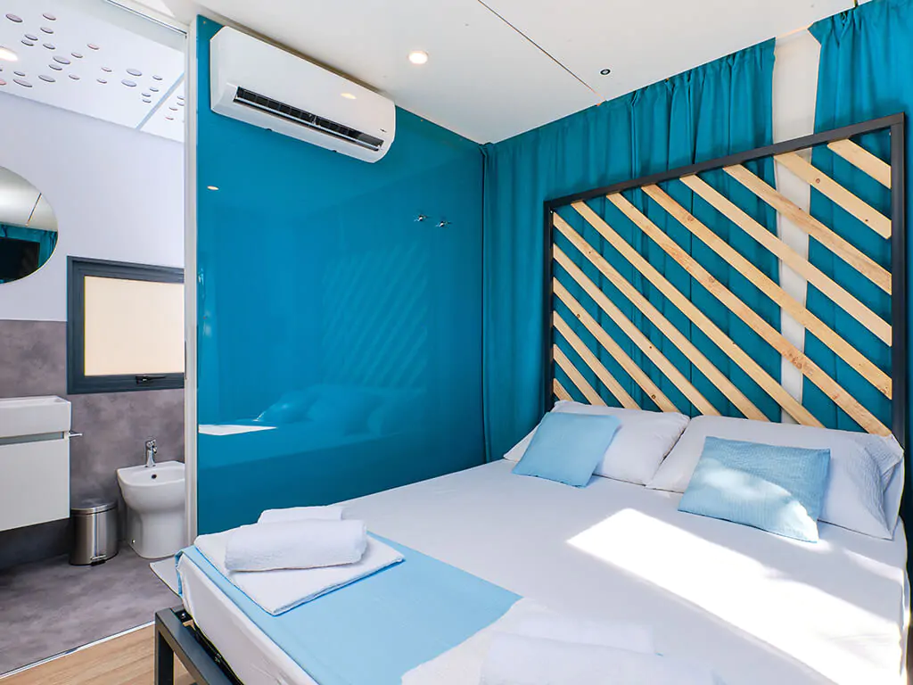 campsite-slatina-mobile-home-interior-bedroom-double-bed-2