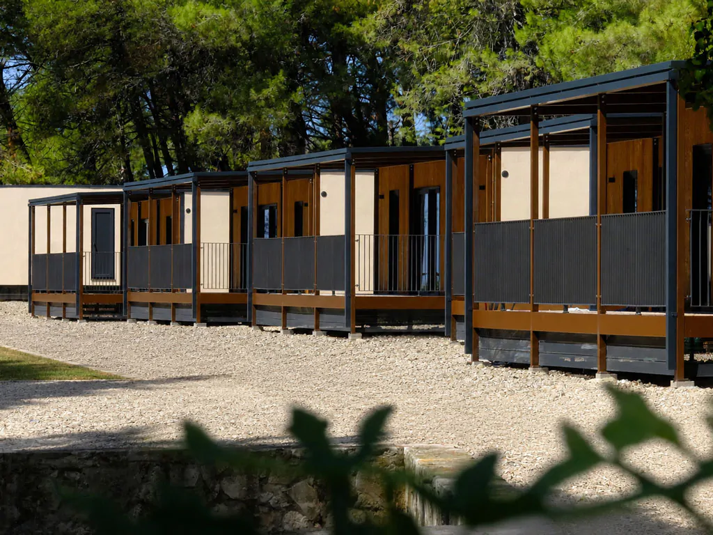 camping-pineta-mobile-home-exterior-frontview-row
