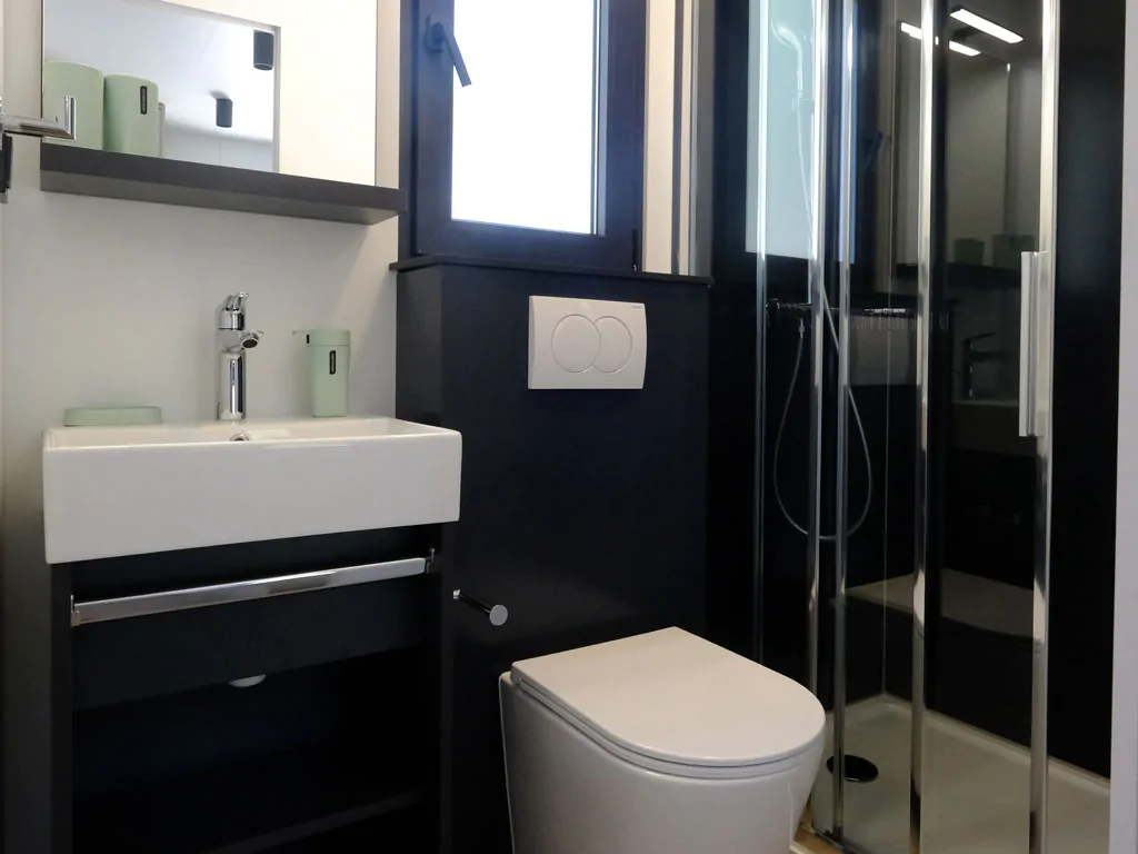 camping-pineta-mobile-home-interior-bathroom
