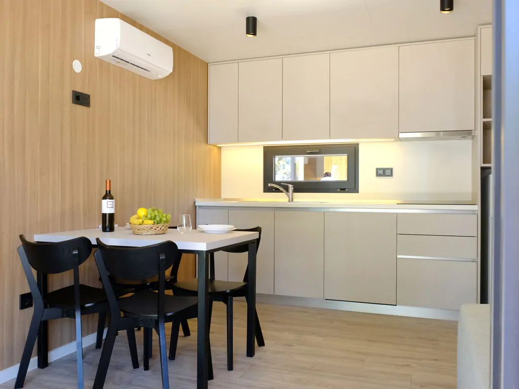 camping-pineta-mobile-home-interior-kitchen