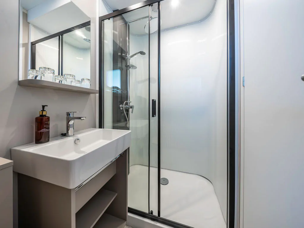 campsite-almissa-mobile-home-sunshine-premium-interior-bathroom-shower