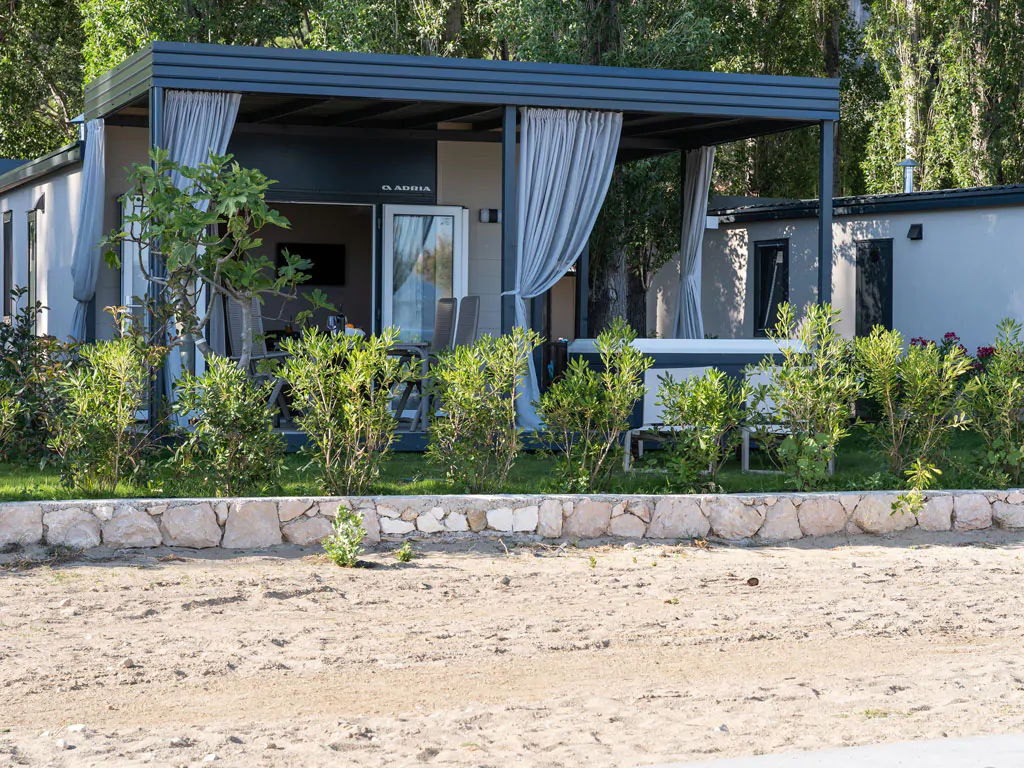 campsite-almissa-mobile-home-sunshine-premium-jacuzzi-exterior-frontview