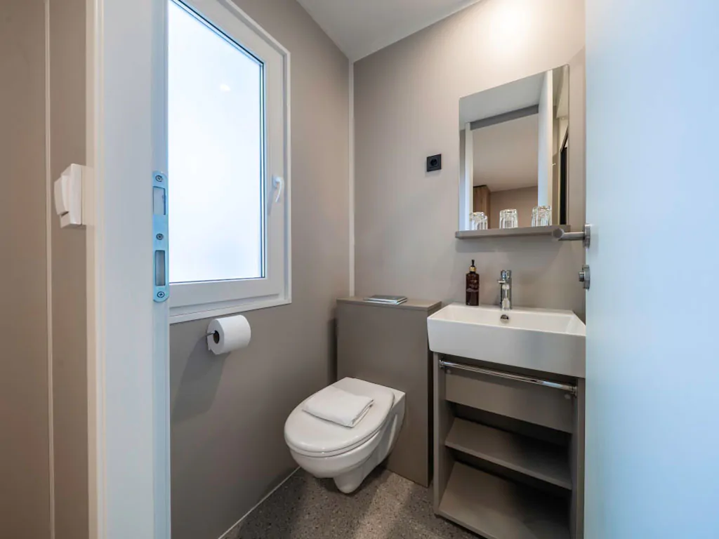 campsite-almissa-mobile-home-sunshine-premium-jacuzzi-interior-bathroom-wc