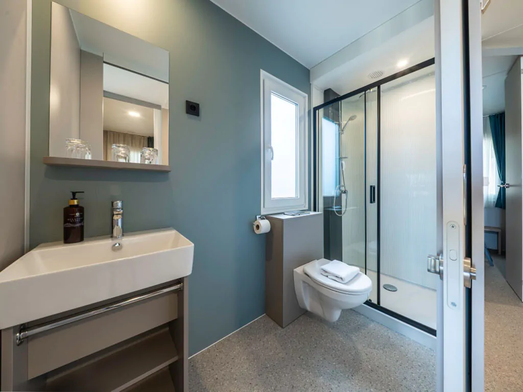 campsite-almissa-mobile-home-sunshine-premium-jacuzzi-interior-bathroom