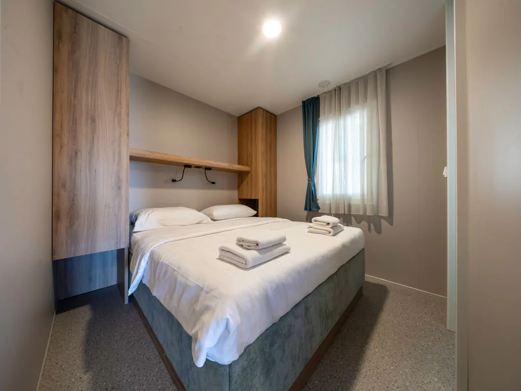 campsite-almissa-mobile-home-sunshine-premium-jacuzzi-interior-bedroom