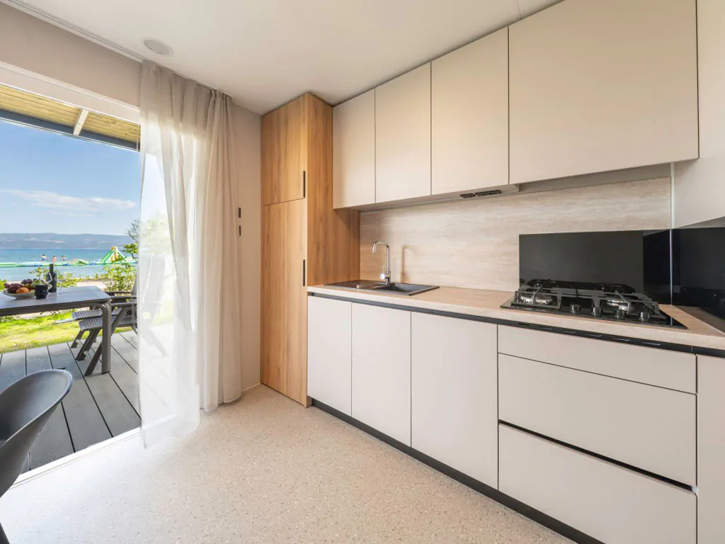 campsite-almissa-mobile-home-sunshine-premium-jacuzzi-interior-kitchen