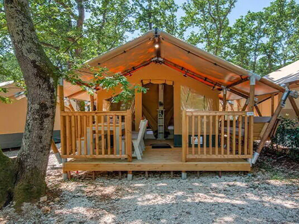 camping-bijela-uvala-glamping-safari-tent-authentic-plus-exterior-frontview