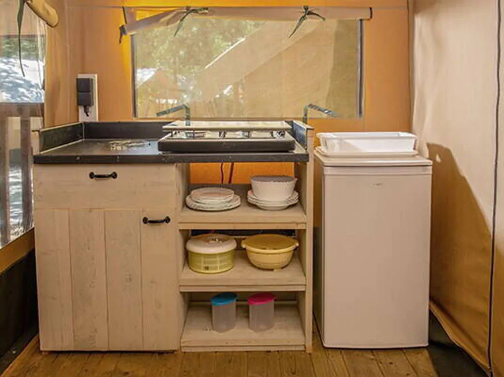 camping-bijela-uvala-glamping-safari-tent-authentic-plus-interior-kitchen