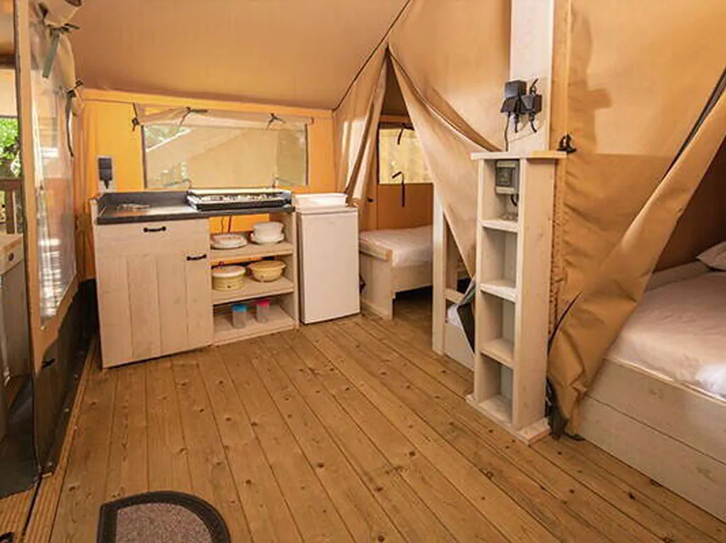 camping-bijela-uvala-glamping-safari-tent-authentic-plus-interior-livingroom-kitchen
