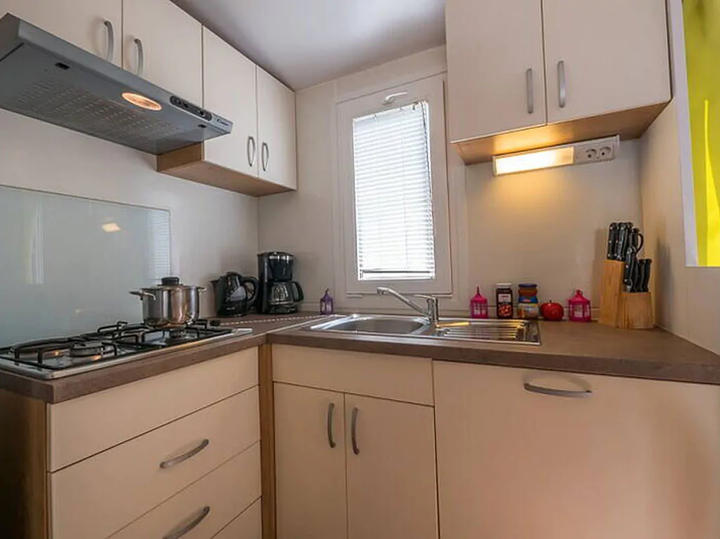 camping-klenovica-mobilehome-comfort-for-six-interior-kitchen