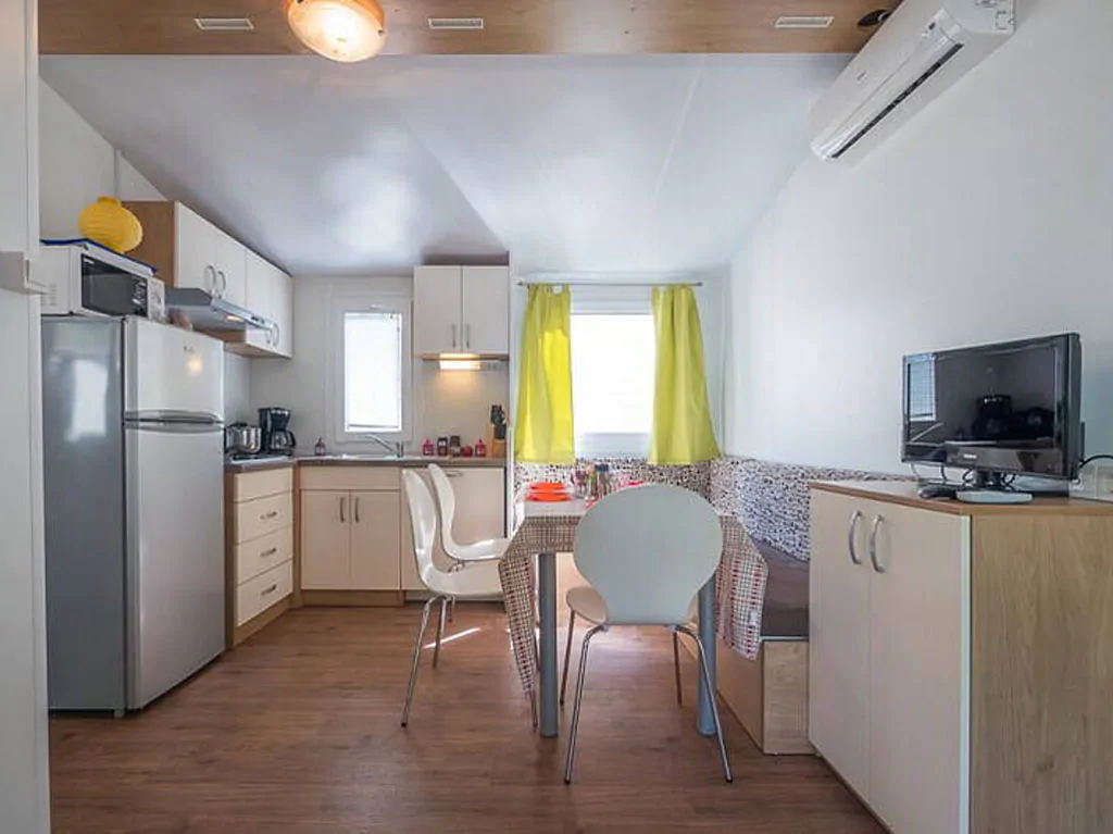 camping-klenovica-mobilehome-comfort-for-six-interior-livingroom-kitchen