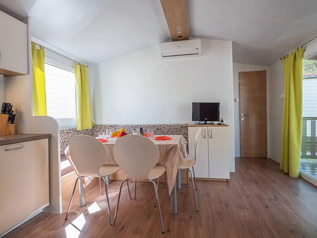 camping-klenovica-mobilehome-comfort-for-six-interior-livingroom