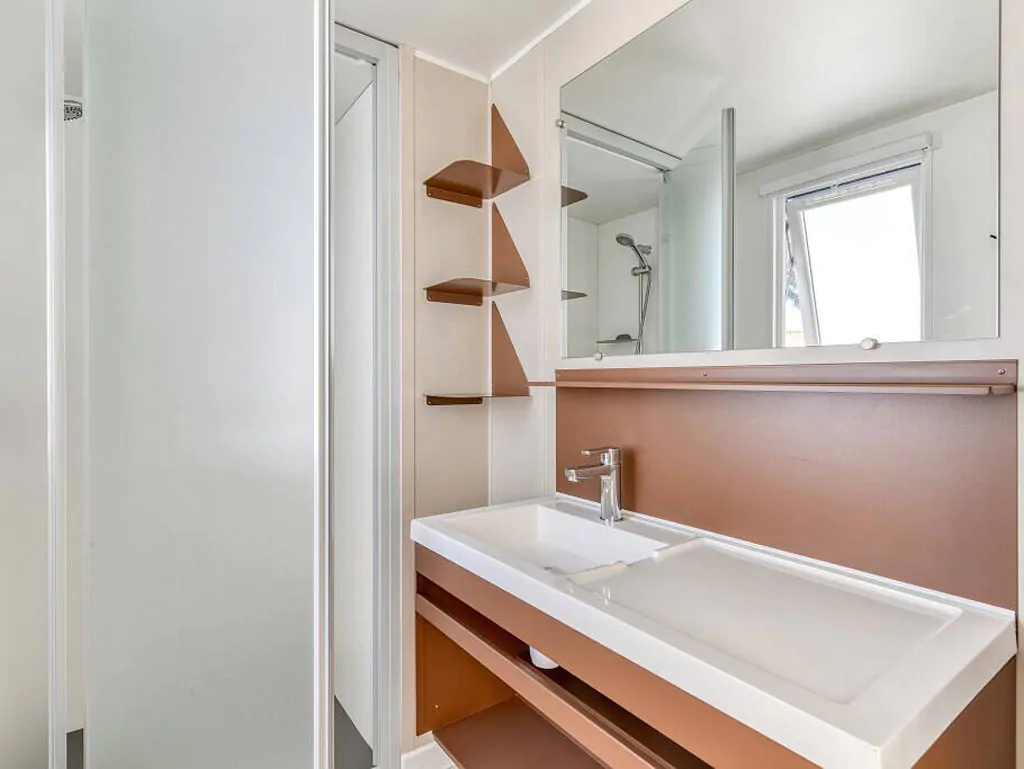 camping-klenovica-mobilehome-premium-for-six-interior-bathroom