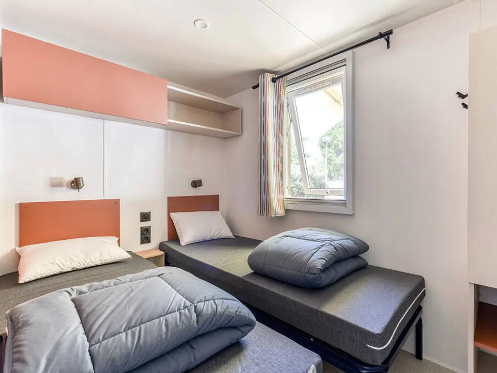 camping-klenovica-mobilehome-premium-for-six-interior-bedroom-singlebeds