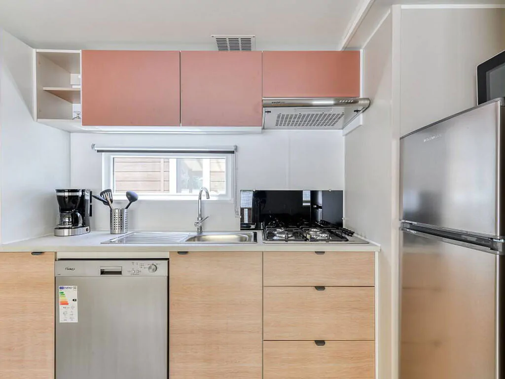 camping-klenovica-mobilehome-premium-for-six-interior-kitchen