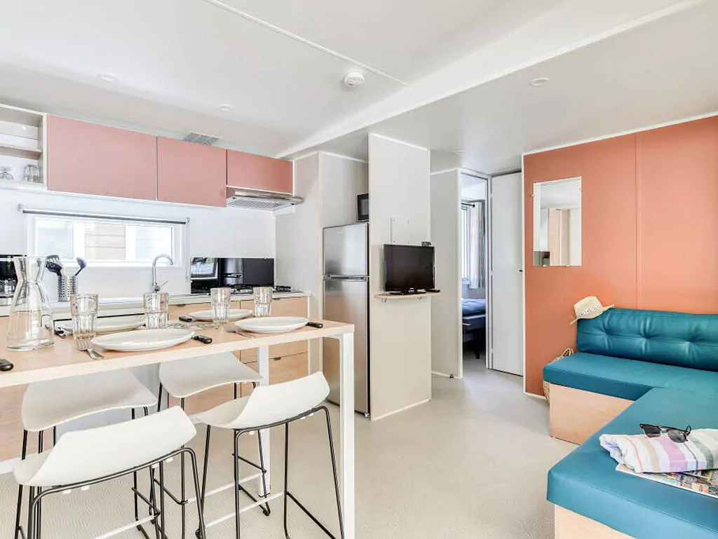 camping-klenovica-mobilehome-premium-for-six-interior-livingroom-kitchen