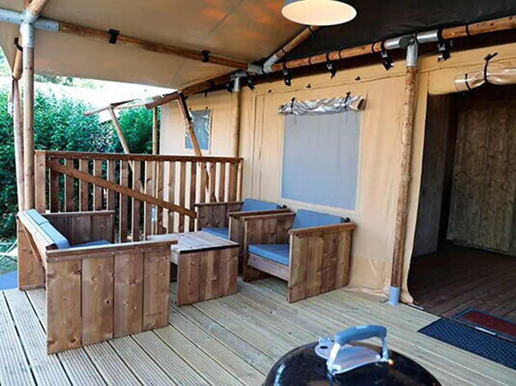camping-mon-perin-glamping-safari-tent-superior-plus-exterior-terrace