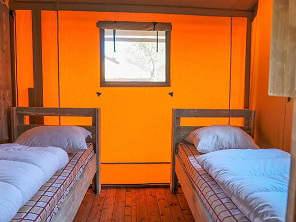 camping-mon-perin-glamping-safari-tent-superior-plus-interior-bedroom-singlebeds