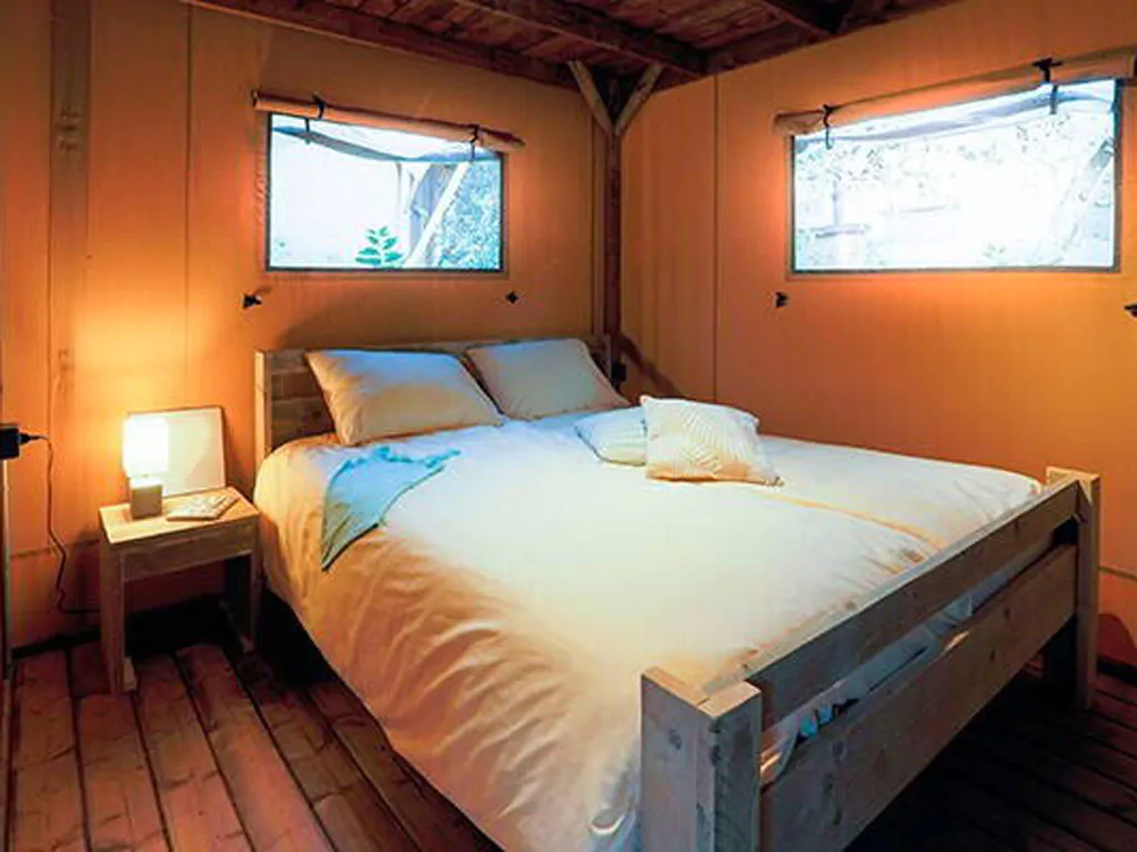 camping-mon-perin-glamping-safari-tent-superior-plus-interior-bedroom