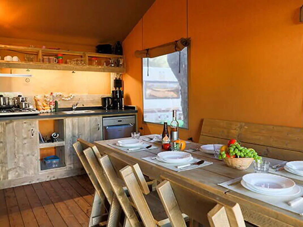 camping-mon-perin-glamping-safari-tent-superior-plus-interior-livingroom-kitchen