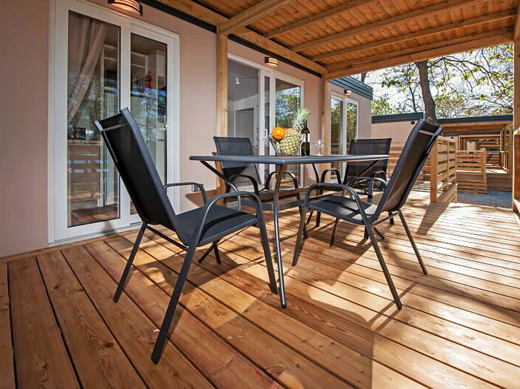 camping-puntica-mobilehome-comfort-for-six-exterior-terrace-table