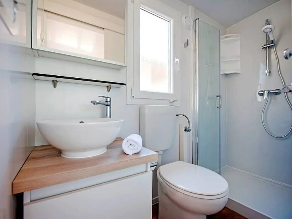 camping-puntica-mobilehome-comfort-for-six-interior-bathroom-shower
