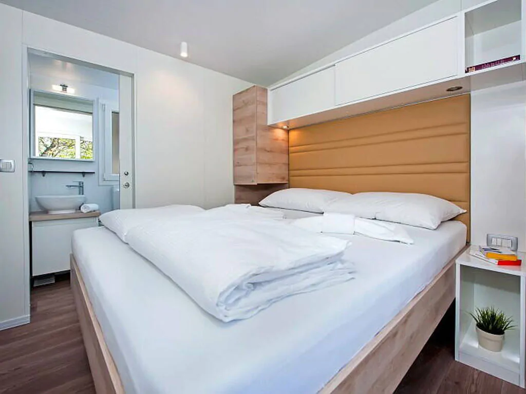 camping-puntica-mobilehome-comfort-for-six-interior-bedroom