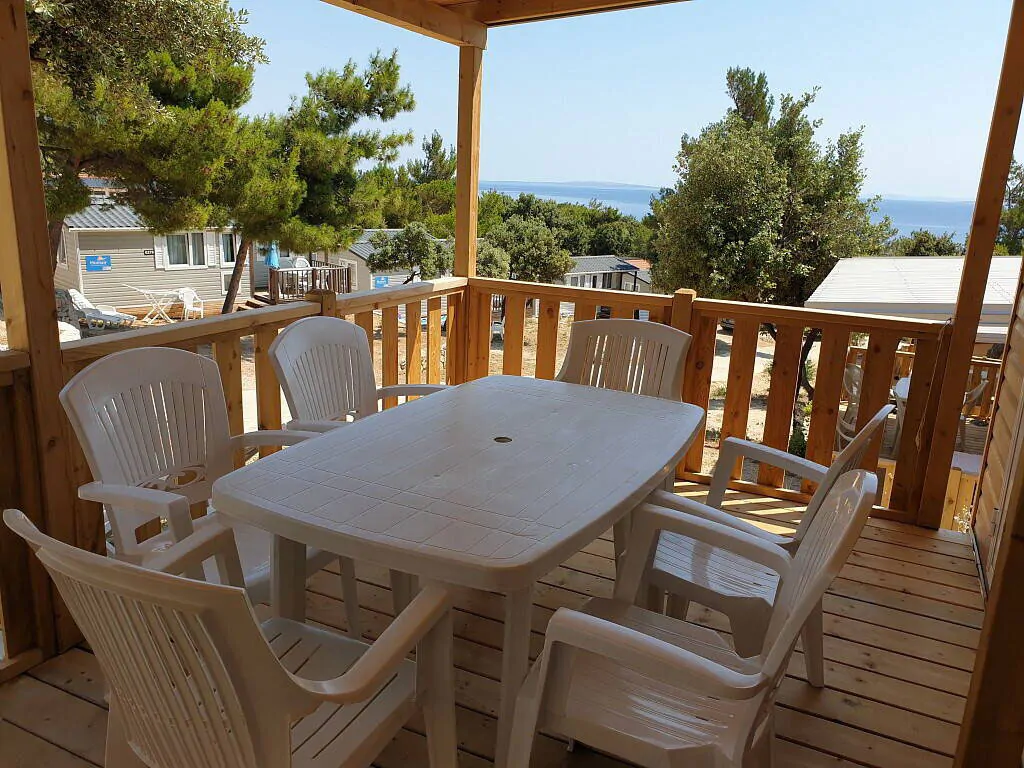 camping-simuni-mobile-home-comfort-for-six-exterior-terrace-table