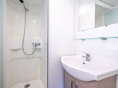 camping-simuni-mobile-home-comfort-for-six-interior-bathroom