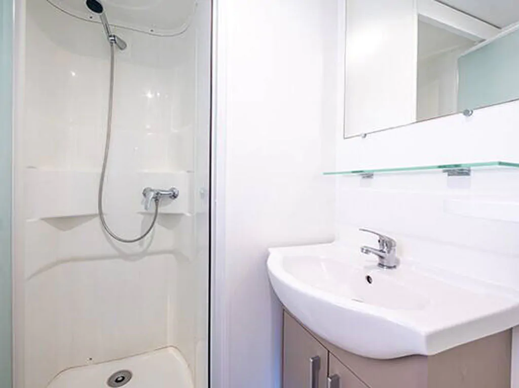 camping-simuni-mobile-home-comfort-for-six-interior-bathroom