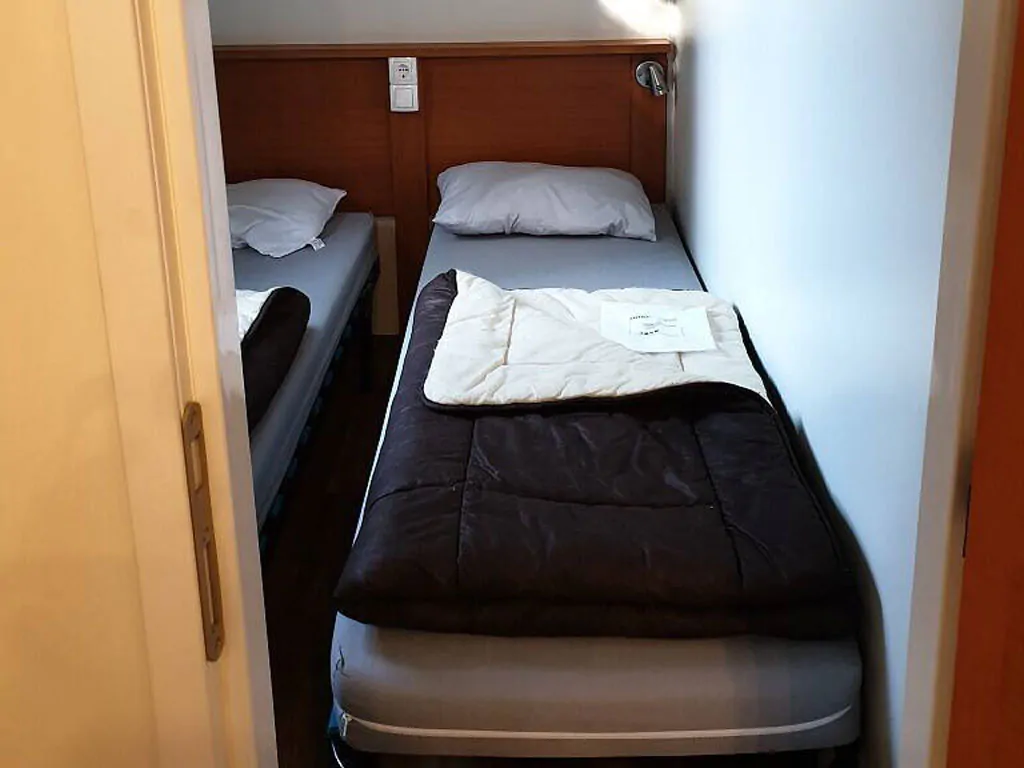 camping-simuni-mobile-home-comfort-for-six-interior-bedroom-singlebeds