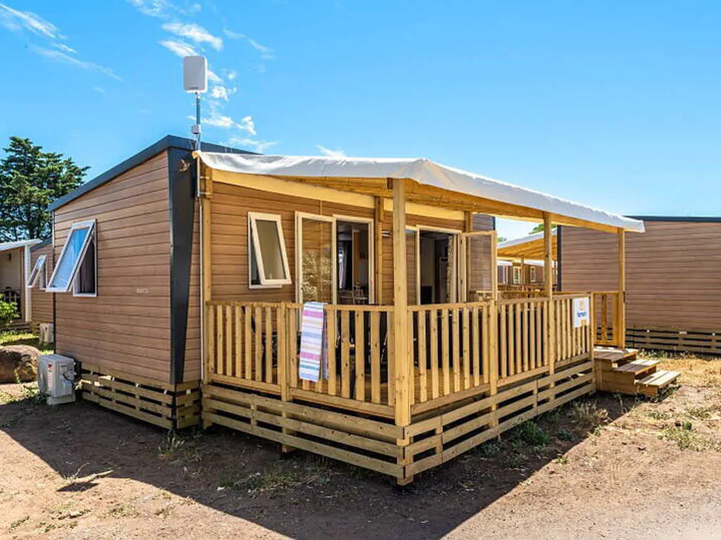 camping-simuni-mobile-home-premium-for-four-exterior-sideview