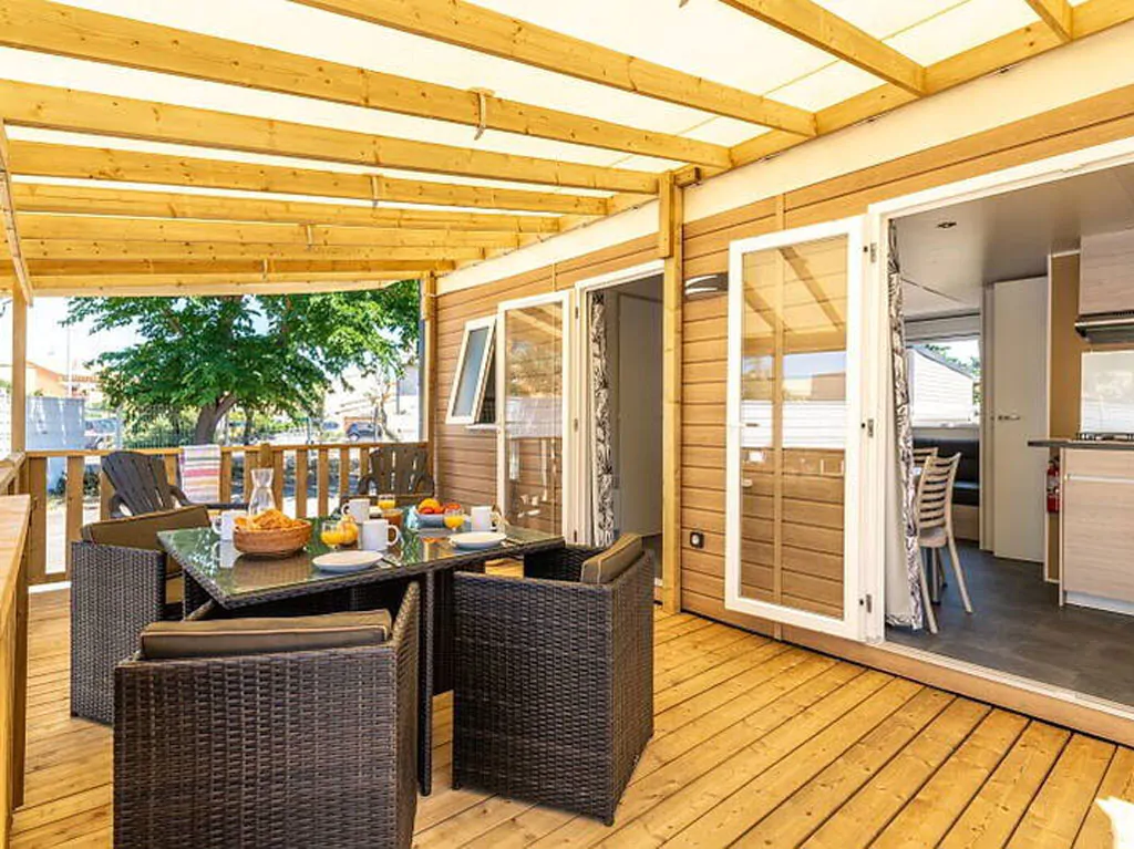camping-simuni-mobile-home-premium-for-four-exterior-terrace
