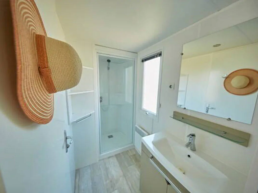 camping-simuni-mobile-home-premium-for-four-interior-bathroom