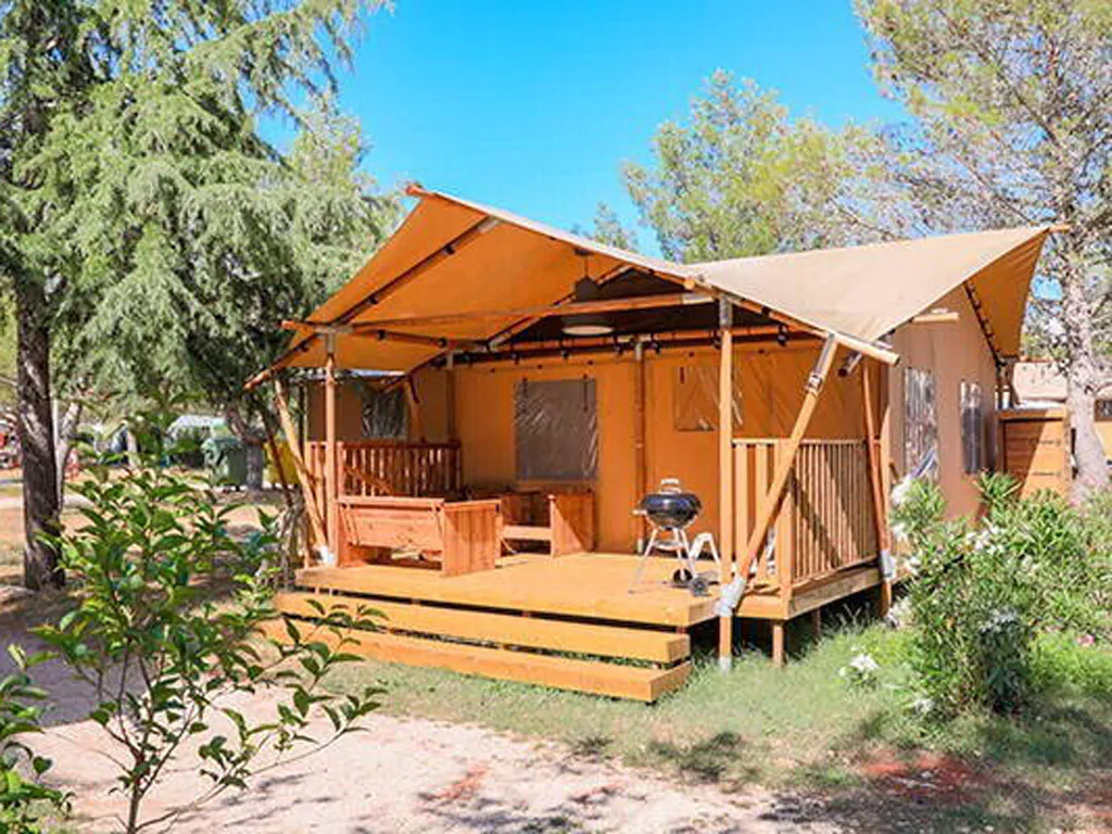 camping-val-saline-glamping-safari-tent-superior-plus-exterior-frontview