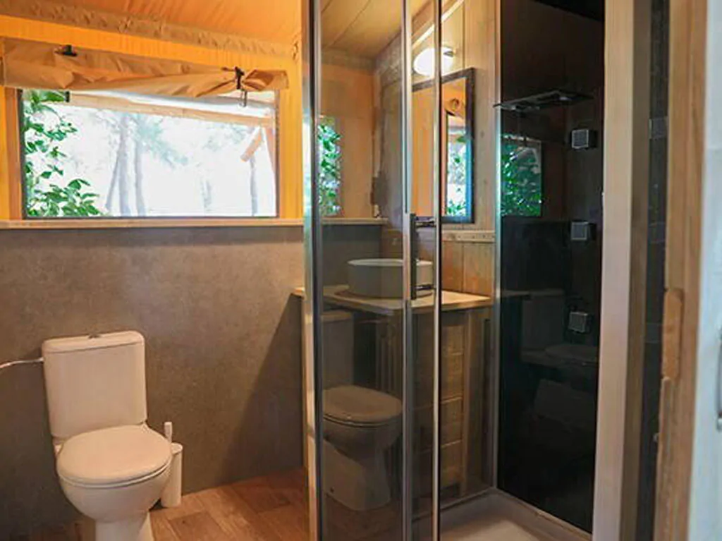 camping-val-saline-glamping-safari-tent-superior-plus-interior-bathroom