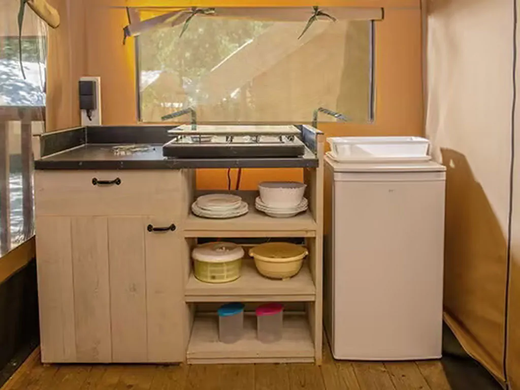 camping-valkanela-glamping-safari-tent-authentic-plus-interior-kitchen