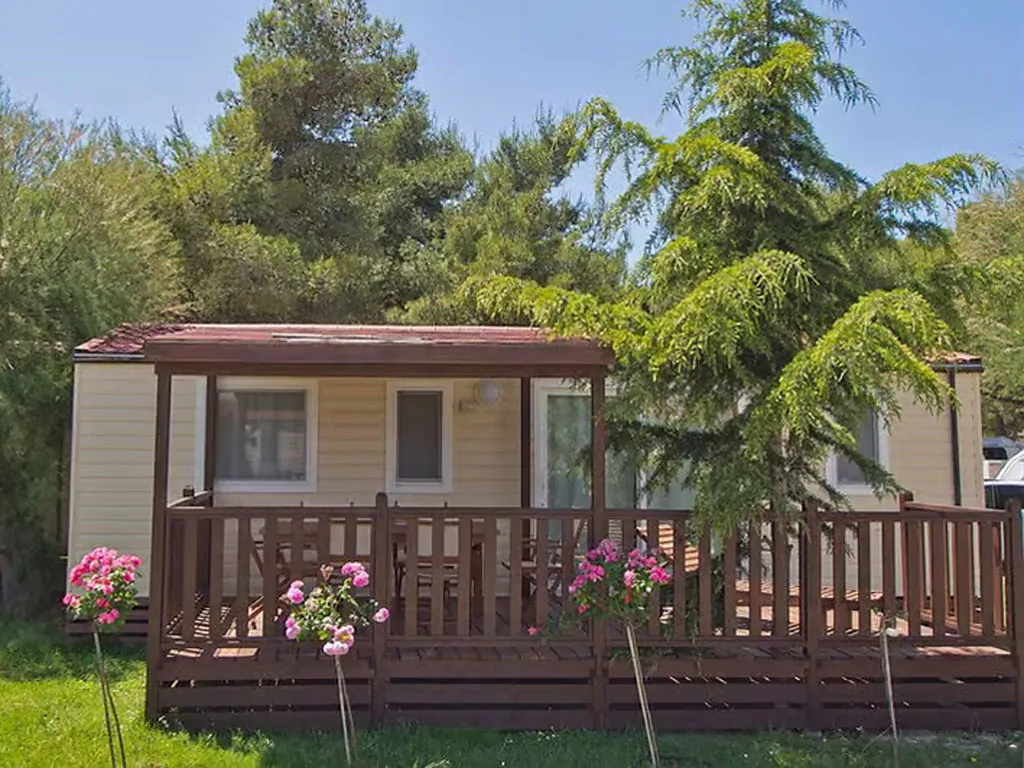camping-valkanela-mobile-home-comfort-for-six-exterior-frontview