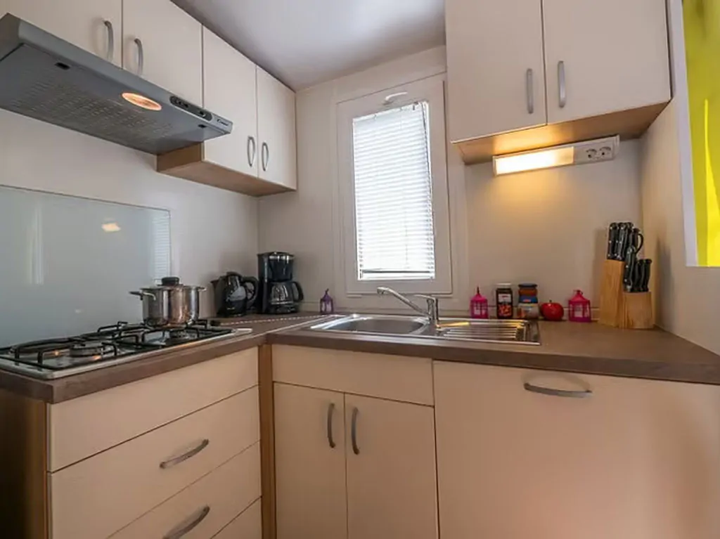 camping-valkanela-mobile-home-comfort-for-six-interior-kitchen