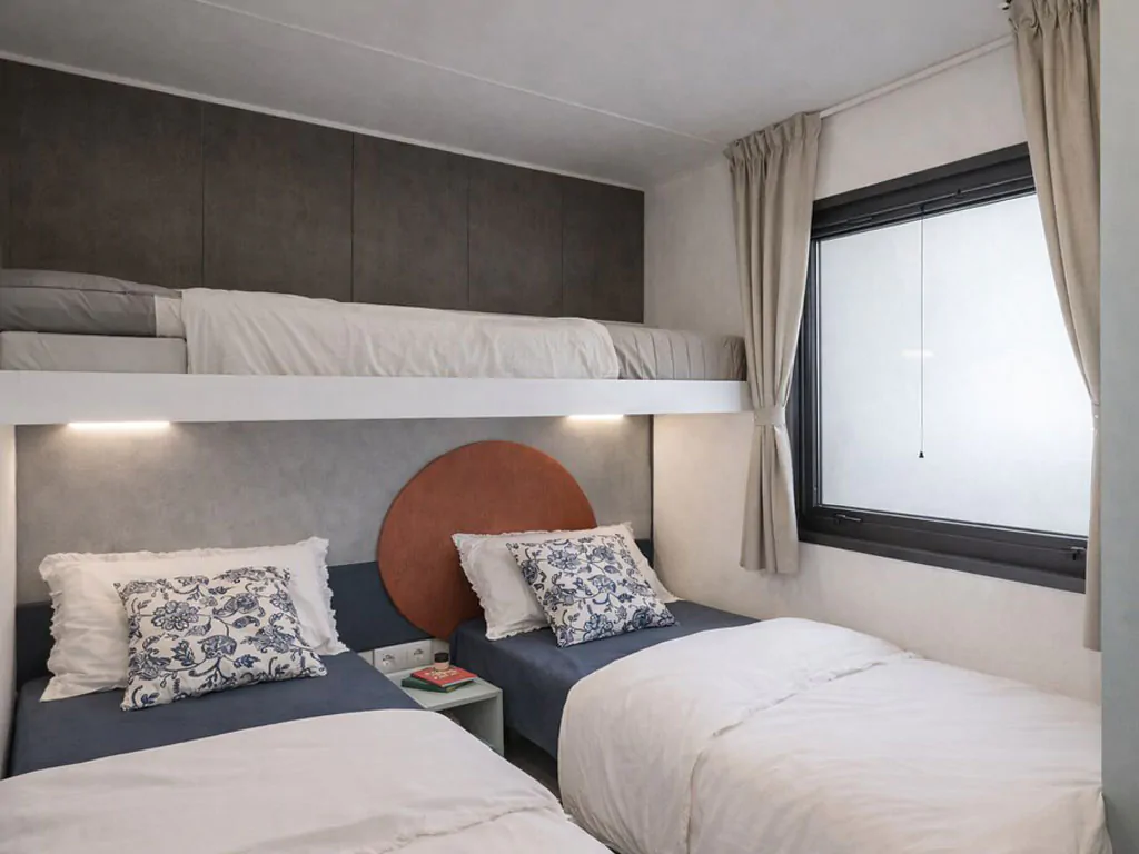 delta-open-air-resort-mobile-home-lodge-superior-interior-bedroom-singlebeds