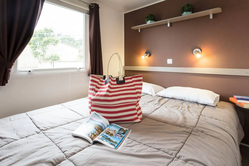 camping-lanterna-comfort-for-6-persons-bedroom1