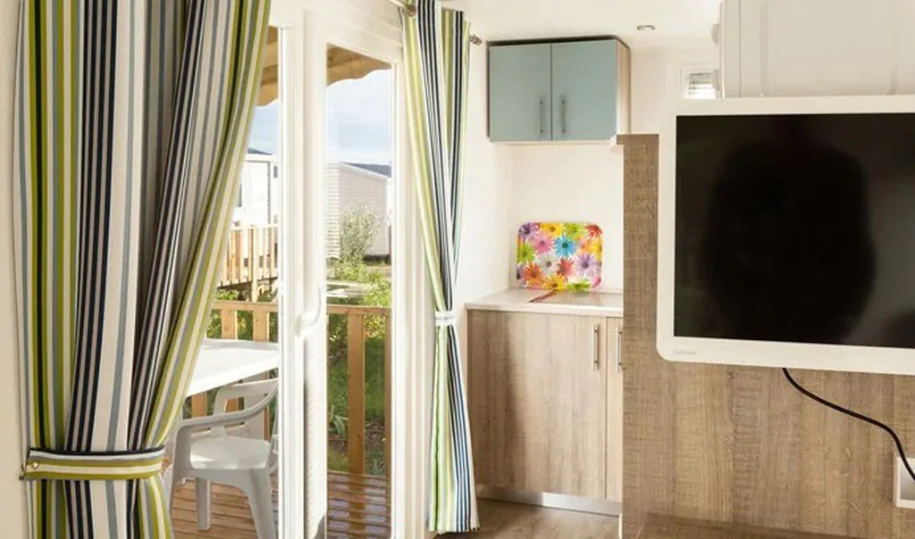 campsite-park-umag-comfort-for-6-persons-interior-kitchen-television-2