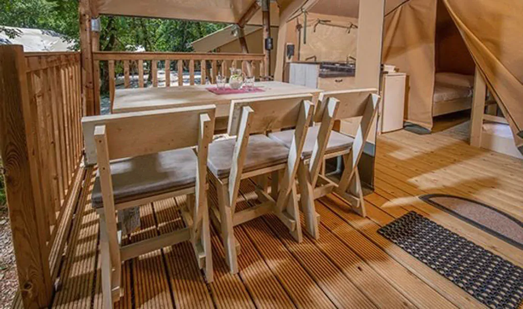 san-marino-camping-resort-glamping-tent-nature-lodge-tent-exterior-terrace-table-chairs1
