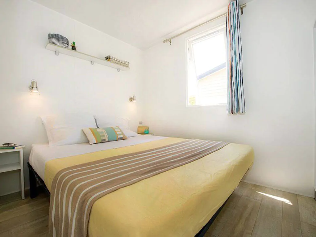 camping-rosapineta-mobilehome-comfort-for-four-interior-bedroom