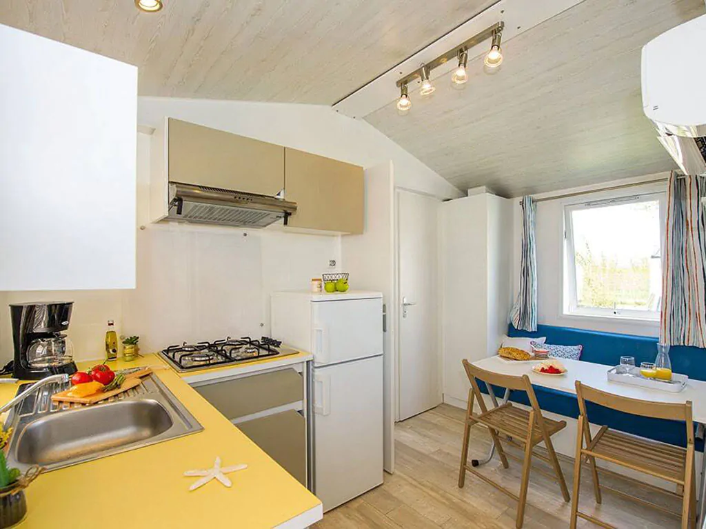 camping-rosapineta-mobilehome-comfort-for-four-interior-kitchen-livingroom-wide