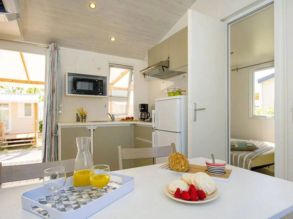 camping-rosapineta-mobilehome-comfort-for-four-interior-livingroom-kitchen